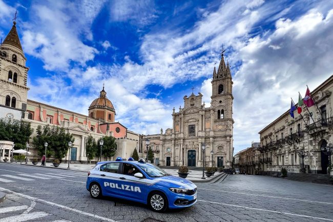 “Vendetta amorosa” in centro: in 20 contro due ragazzi, 4 denunciati ad Acireale