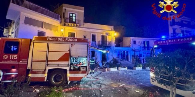 Il boato e poi l’esplosione: fiamme e crolli in un edifico di tre piani a Palermo