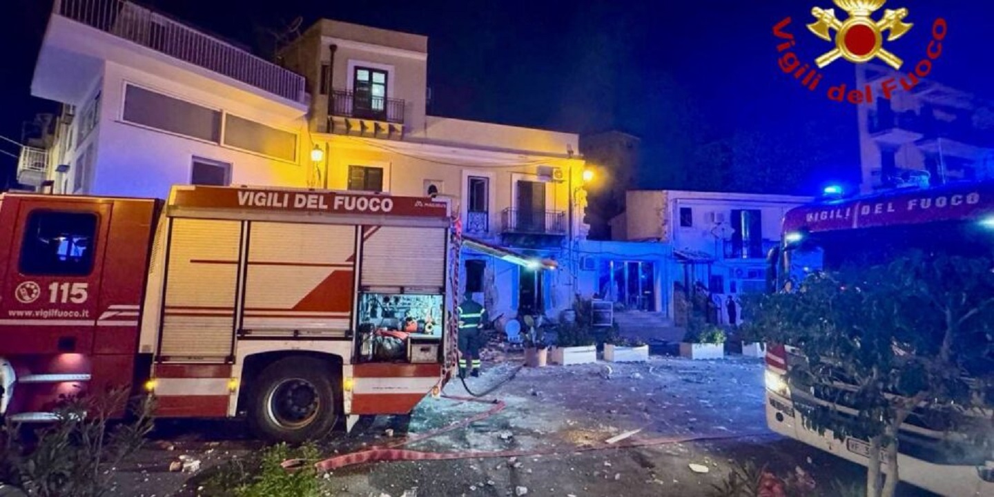Il boato e poi l’esplosione: fiamme e crolli in un edifico di tre piani a Palermo