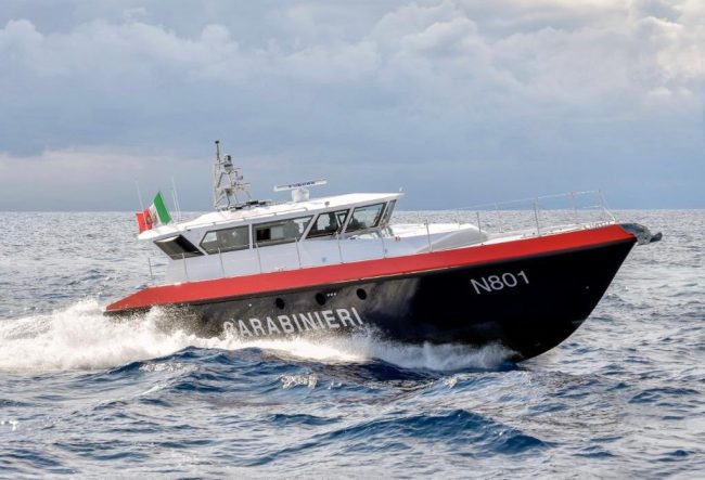 Lampedusa, barca in avaria tra gli scogli: famiglia salvata dai carabinieri