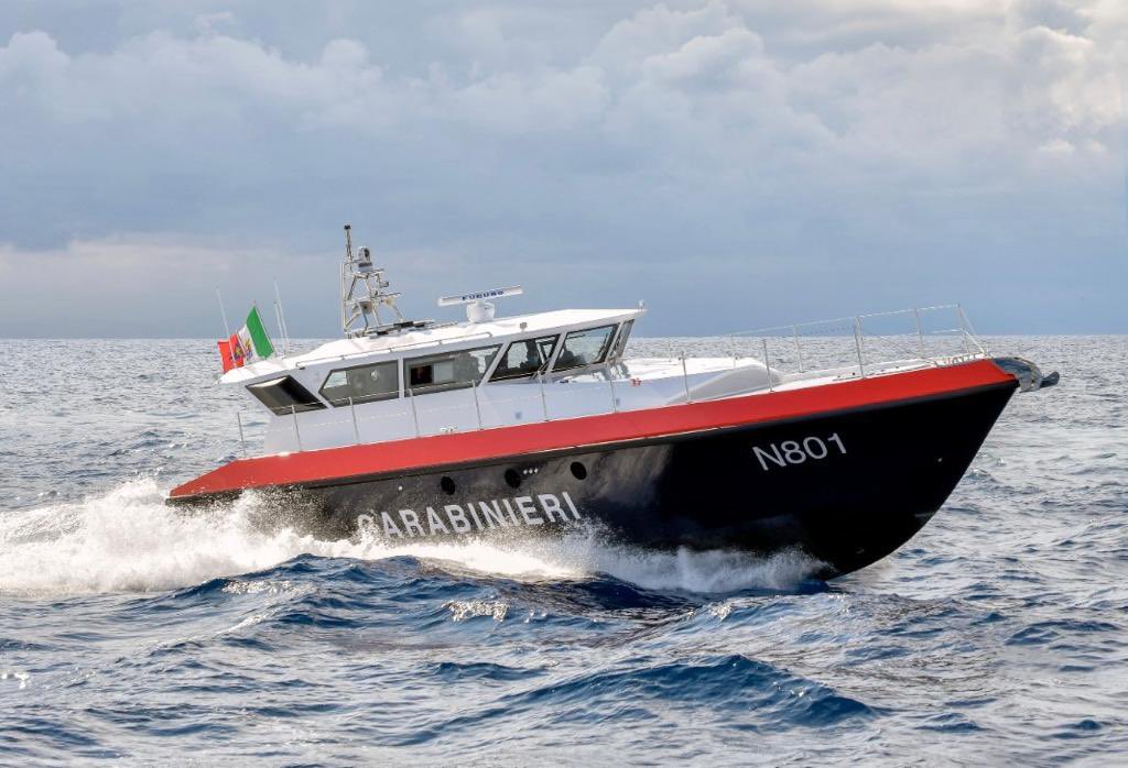 Lampedusa, barca in avaria tra gli scogli: famiglia salvata dai carabinieri