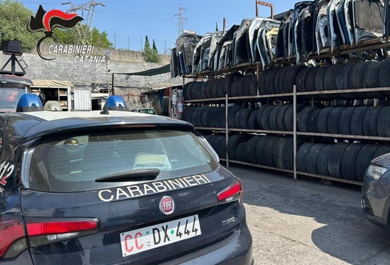 Catania, denunciati i titolari di due negozi di autoricambi irregolari