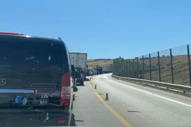 Camion in avaria sulla A19 Palermo-Catania: traffico in tilt e lunghe code