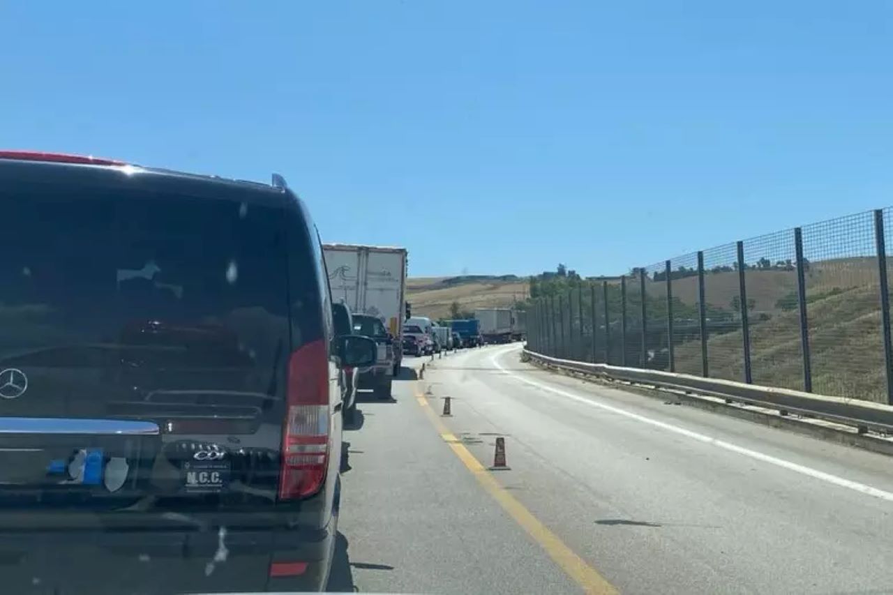 Camion in avaria sulla A19 Palermo-Catania: traffico in tilt e lunghe code