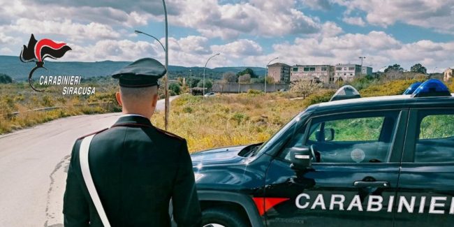 Francofonte, lite tra vicini finisce nel sangue: 60enne accoltellato da una donna