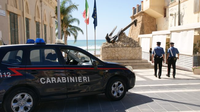 Marina di Ragusa, tre giovani rapinati nella notte: arrestato un tunisino