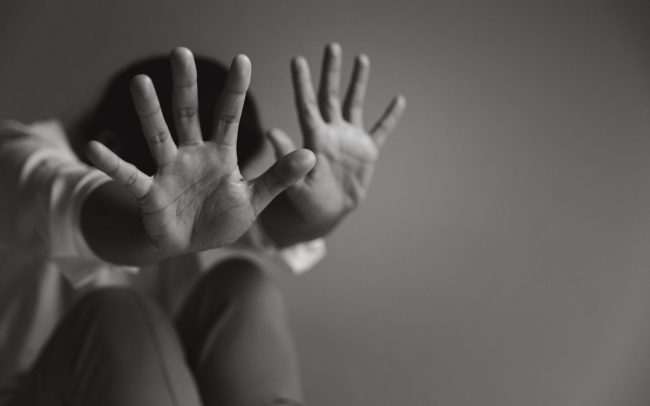 Il “segreto di famiglia” e la paura, 3 anni di abusi su una minorenne: arrestato patrigno a Enna
