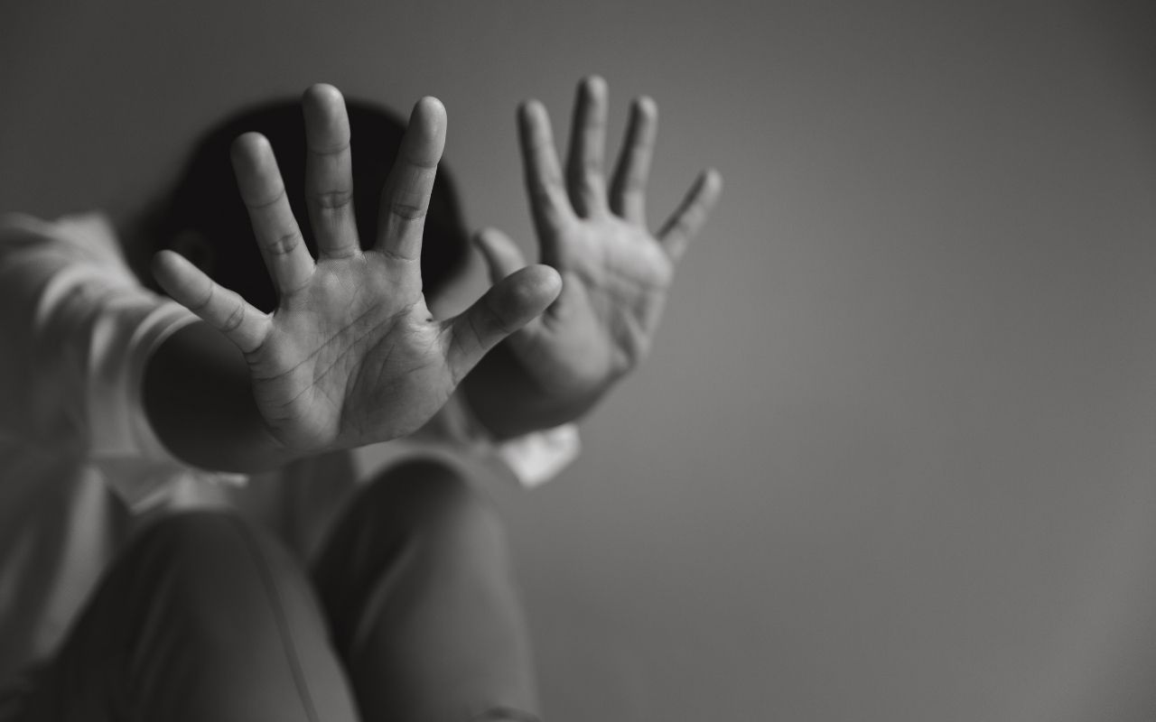 Ragazza incinta aggredita in pieno centro da tre donne