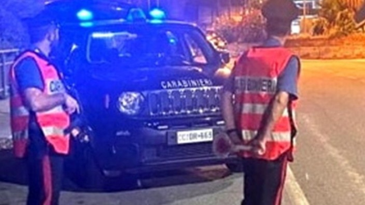 Giardini Naxos, rubano un’auto e fuggono a fari spenti: arrestati due giovani catanesi