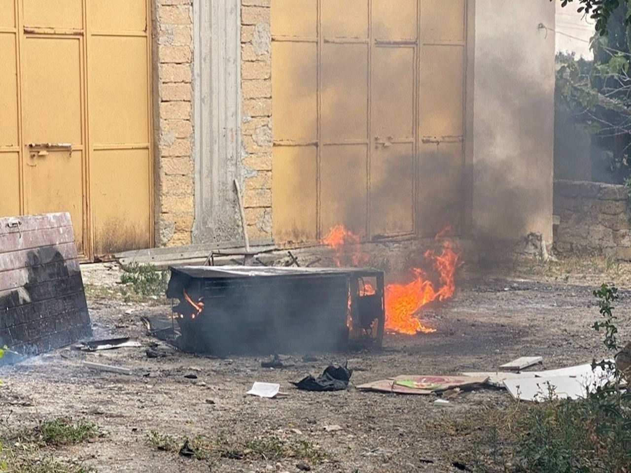 Aragona, brucia rifiuti speciali in un terreno privato: denunciato un 51enne