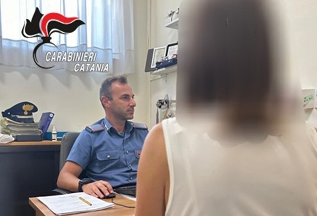 L’ex lo accoglie per scontare i domiciliari ma lui si ubriaca e aggredisce lei e i suoi familiari: in manette