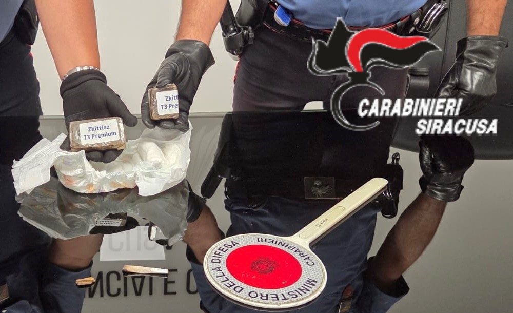 Il tentativo di disfarsi della droga buttandola dalla finestra: arresti e denunce nel Siracusano