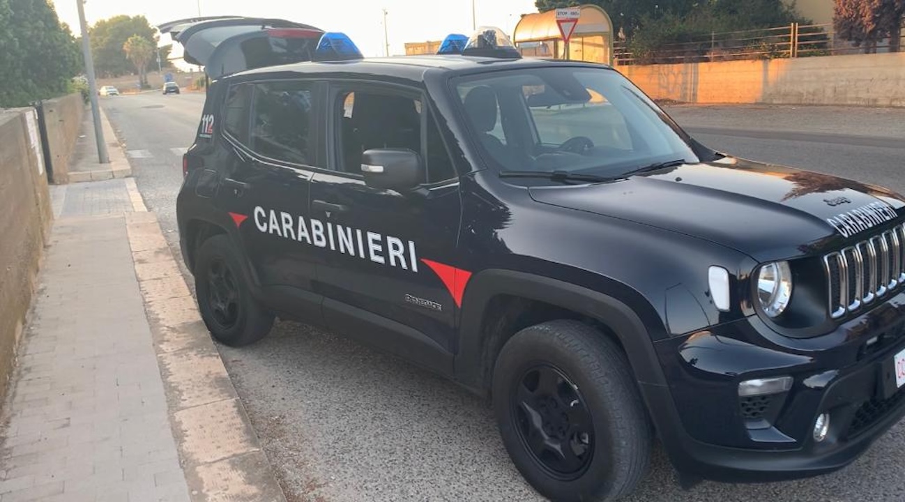 Comiso, sente strani rumori dal balcone e trova un ladro arrampicato