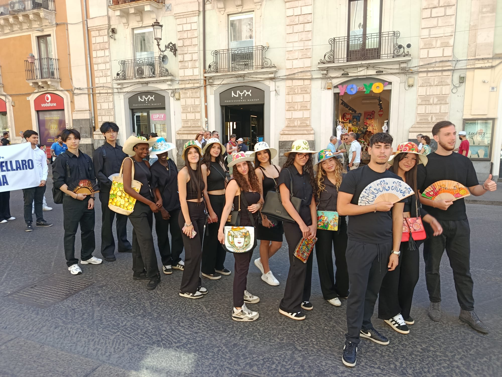 Il De Felice Olivetti brilla al Festival del Folklore Scolastico: moda e tradizione in passerella a Catania