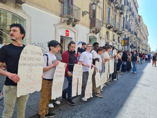 Flashmob nazionale contro la violenza: il De Felice-Olivetti di Catania e il Centro Famiglie in piazza