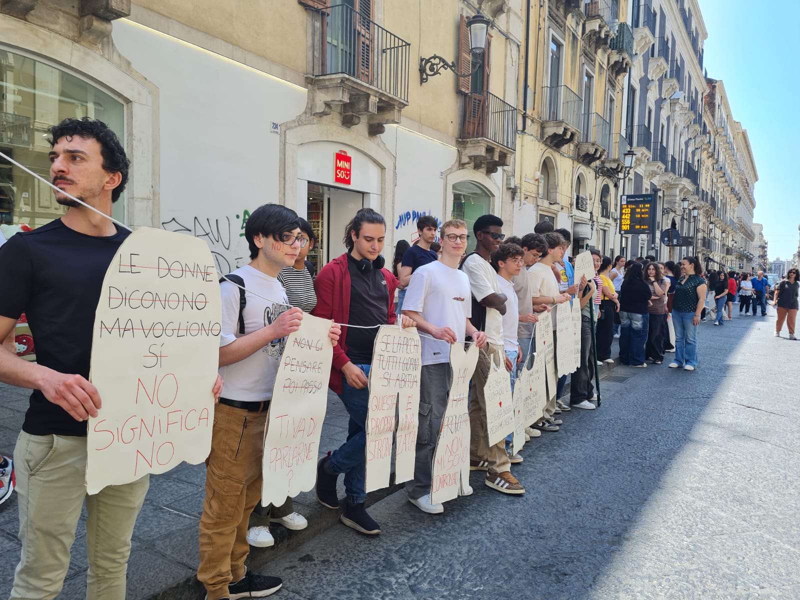 Flashmob nazionale contro la violenza: il De Felice-Olivetti di Catania e il Centro Famiglie in piazza