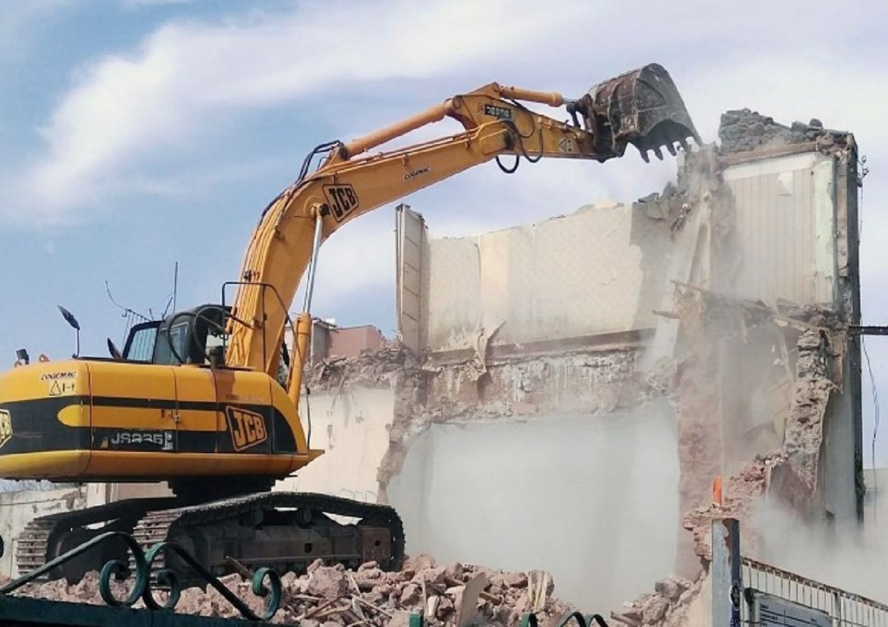 Continua la bonifica del lungomare Cristoforo Colombo: demolita un’altra villetta abusiva