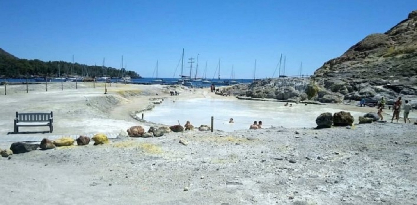 Turista accusa un malore nella pozza dei fanghi di Vulcano: sequestrata