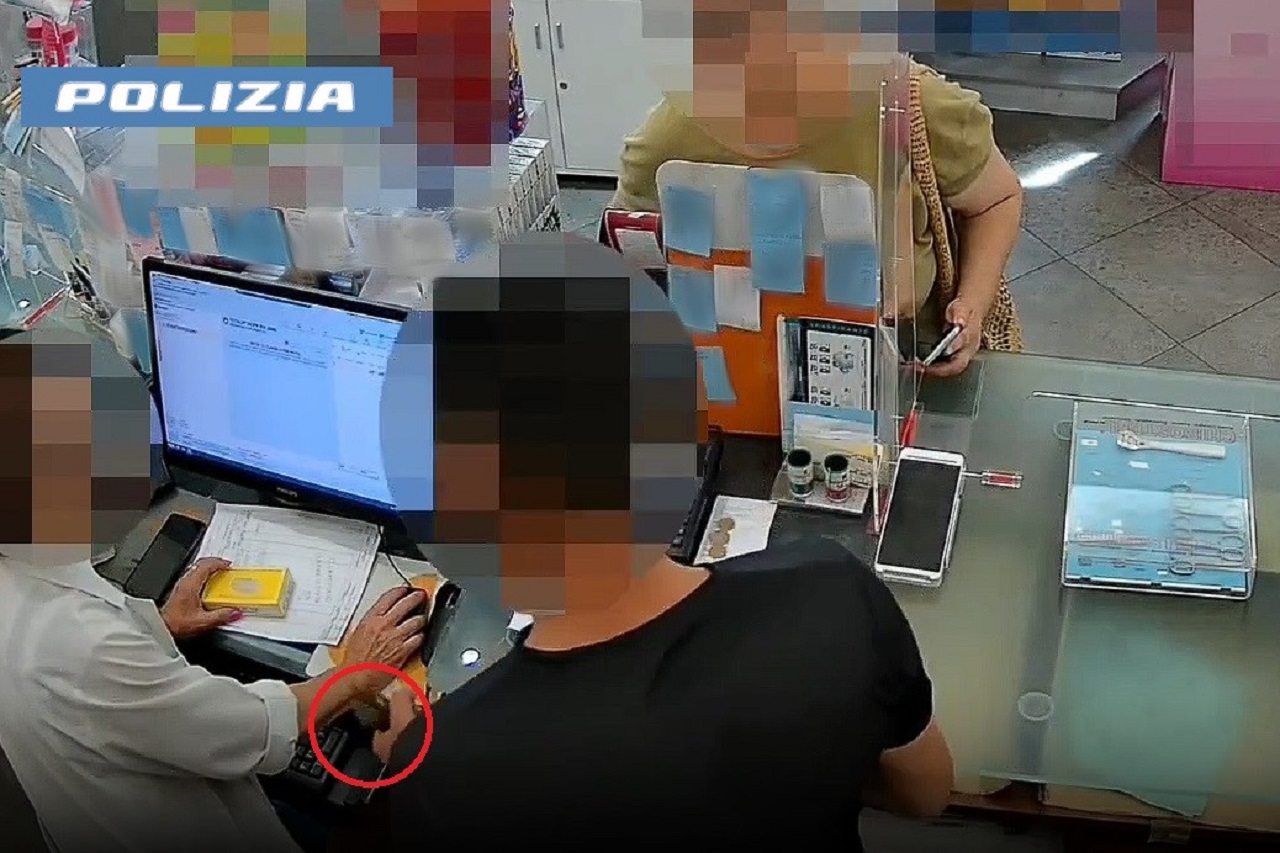 Minaccia farmacista con una bottiglia di vetro rotta, ma in cassa c’erano solo 20 euro