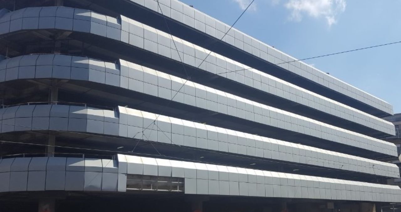 Messina, donna precipita dall’ultimo piano del parcheggio Cavallotti e muore
