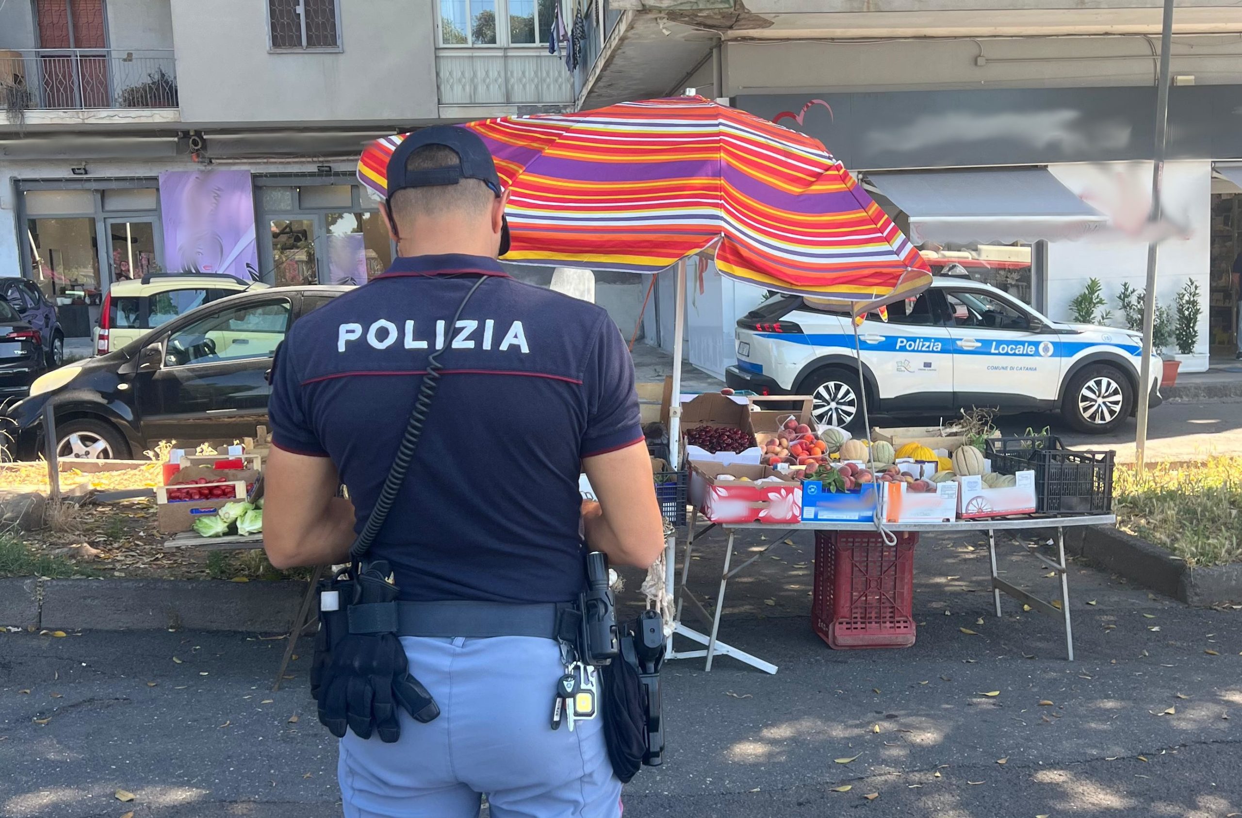 Catania, barbiere abusivo multato e sequestrati oltre 600 chili di frutta a venditori ambulanti