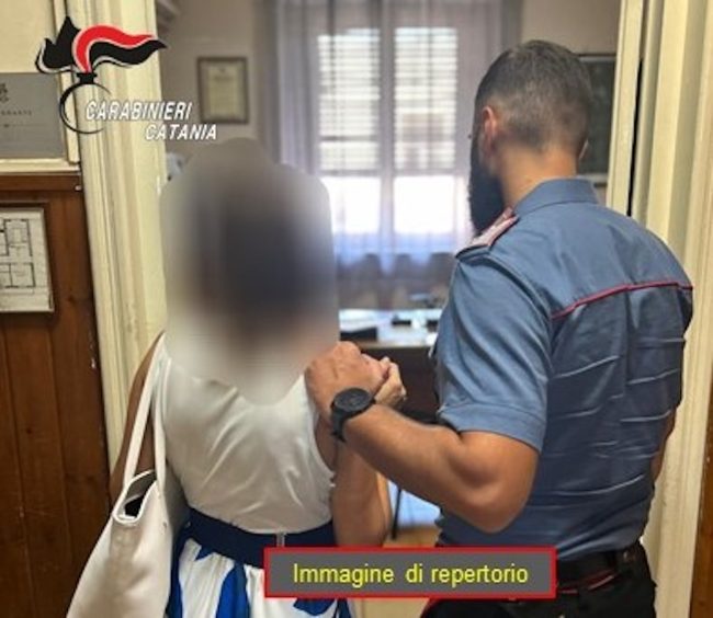 Catania, si arrampica fino al balcone dell’ex e la aggredisce: arrestato 59enne per atti persecutori