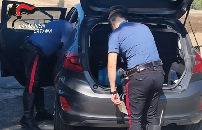 Catania, fermati due uomini per spaccio: in auto 15 dosi di marijuana e quasi 500 euro in contanti