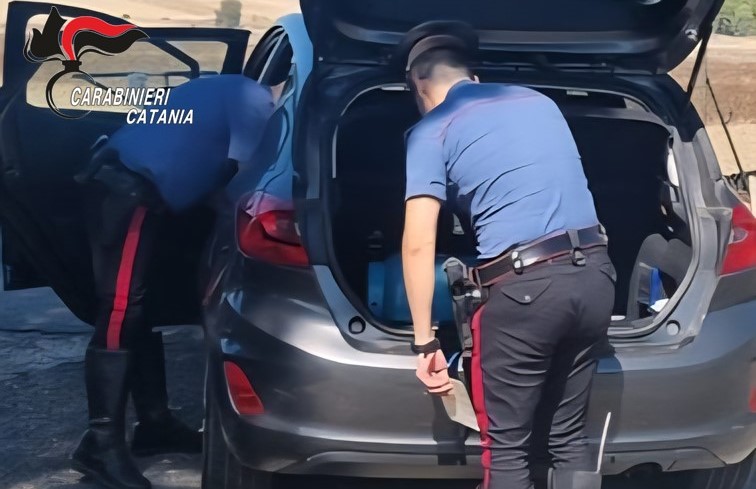 Catania, fermati due uomini per spaccio: in auto 15 dosi di marijuana e quasi 500 euro in contanti