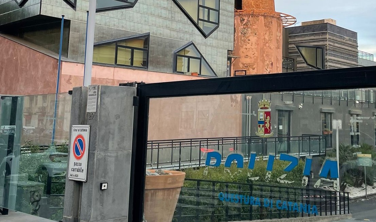 Aci Castello, serata danzante non autorizzata in uno stabilimento balneare: il Questore ordina la cessazione immediata