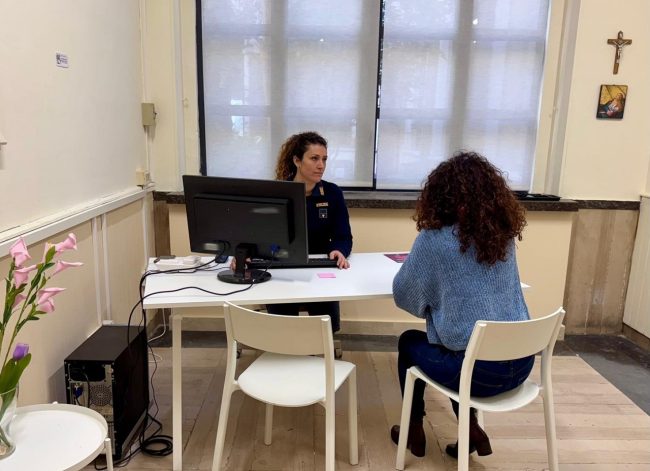 Catania, entra in casa dell’ex dalla grondaia e la aggredisce con un morso sulla guancia