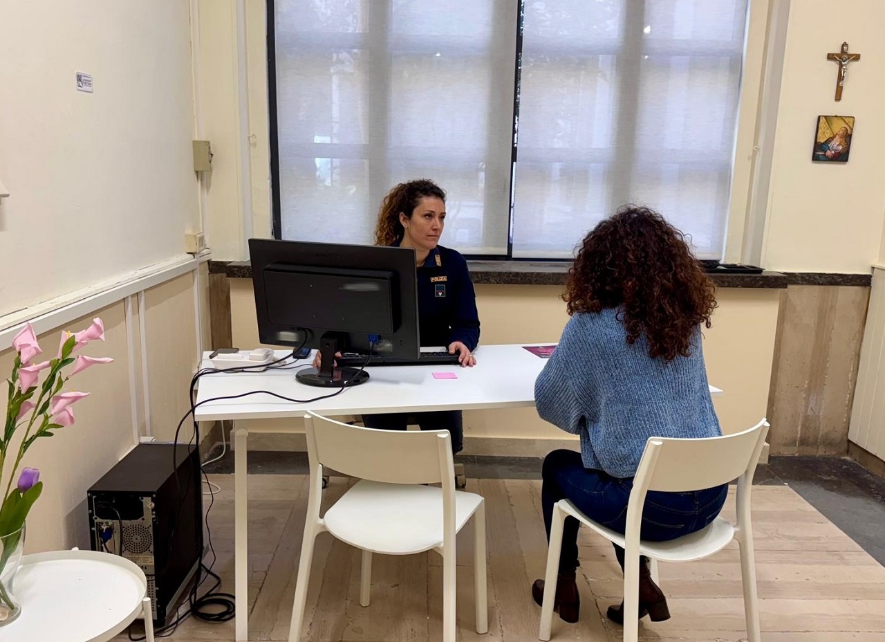 Catania, entra in casa dell’ex dalla grondaia e la aggredisce con un morso sulla guancia