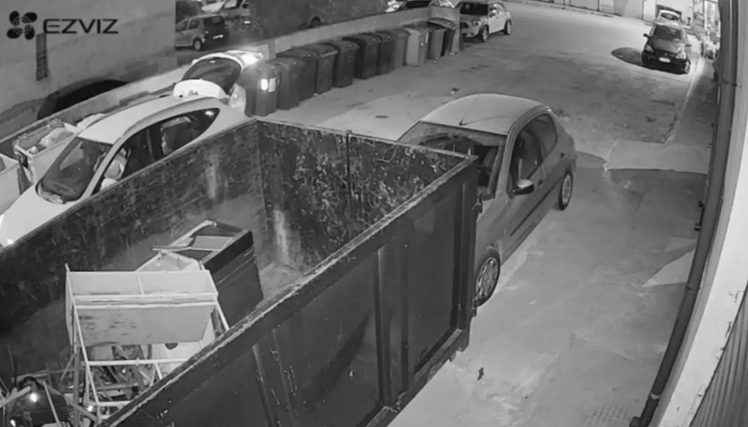 Rifiuti nei cassonetti condominiali: incastrato dalle telecamere a Siracusa