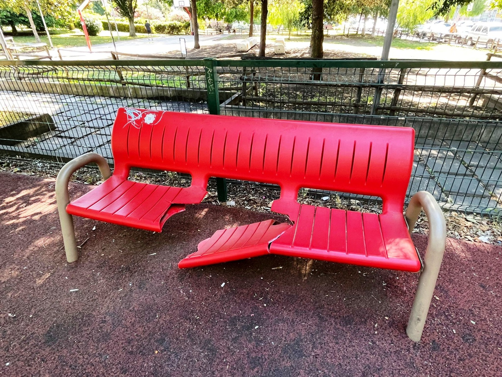 Catania, degrado e pericoli nel parco giochi di Piazza Aldo Moro: la denuncia