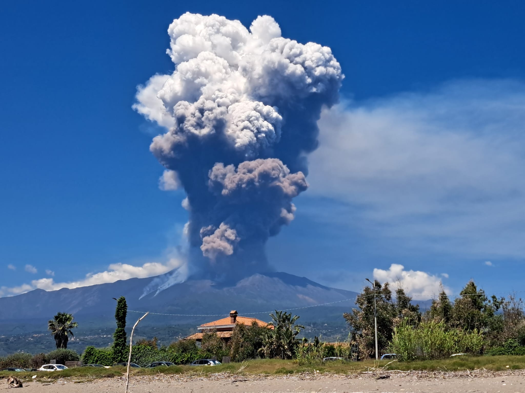 Etna, nube eruttiva si alza per km e domina il cielo: fontane di lava e tremore in forte aumento