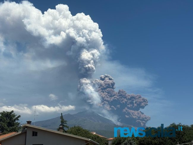 Etna, eruzione in corso dal cratere di Sud-Est: livello di allerta rosso