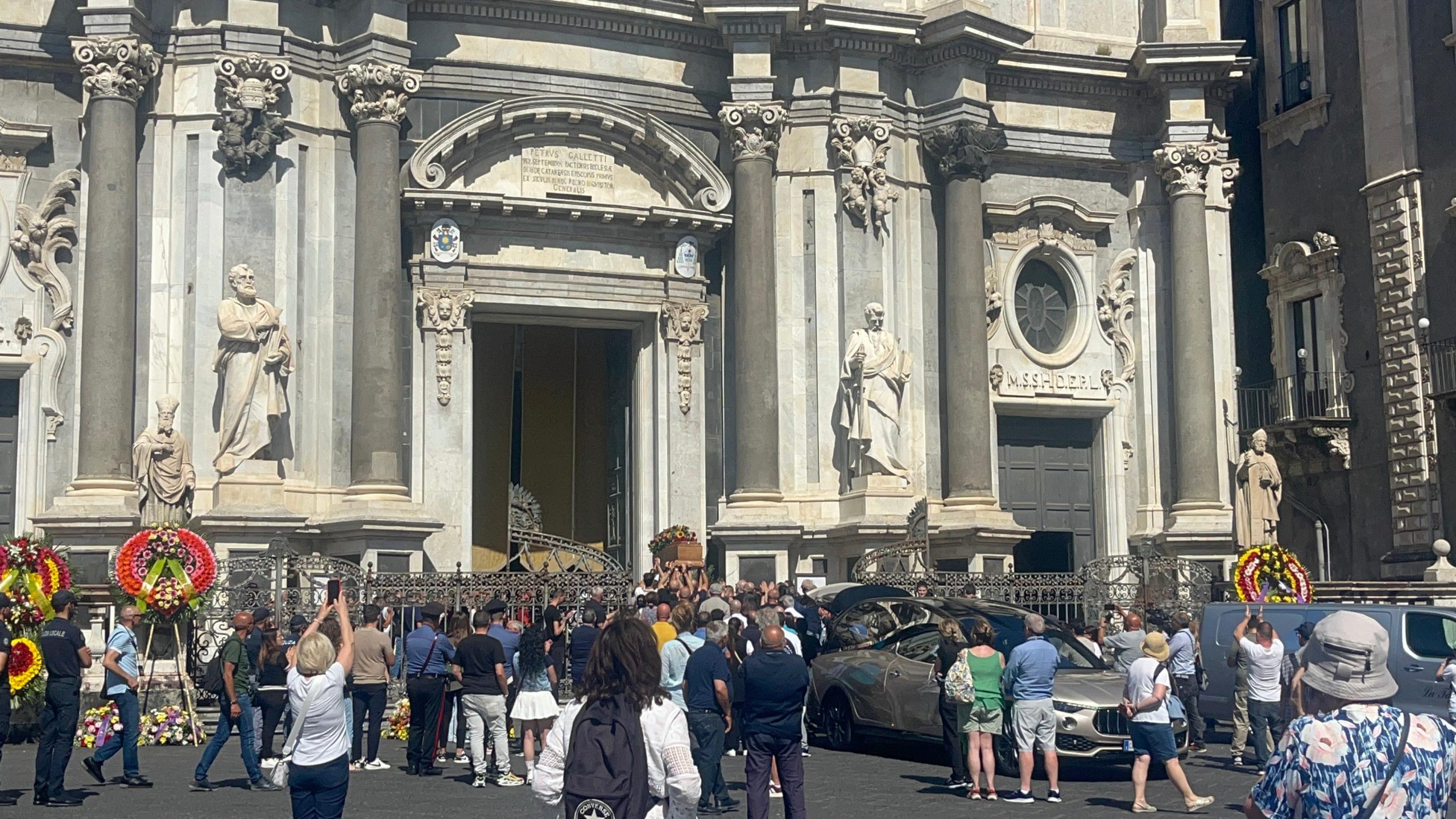Catania abbassa il capo nel rispetto di Santo Re: i funerali