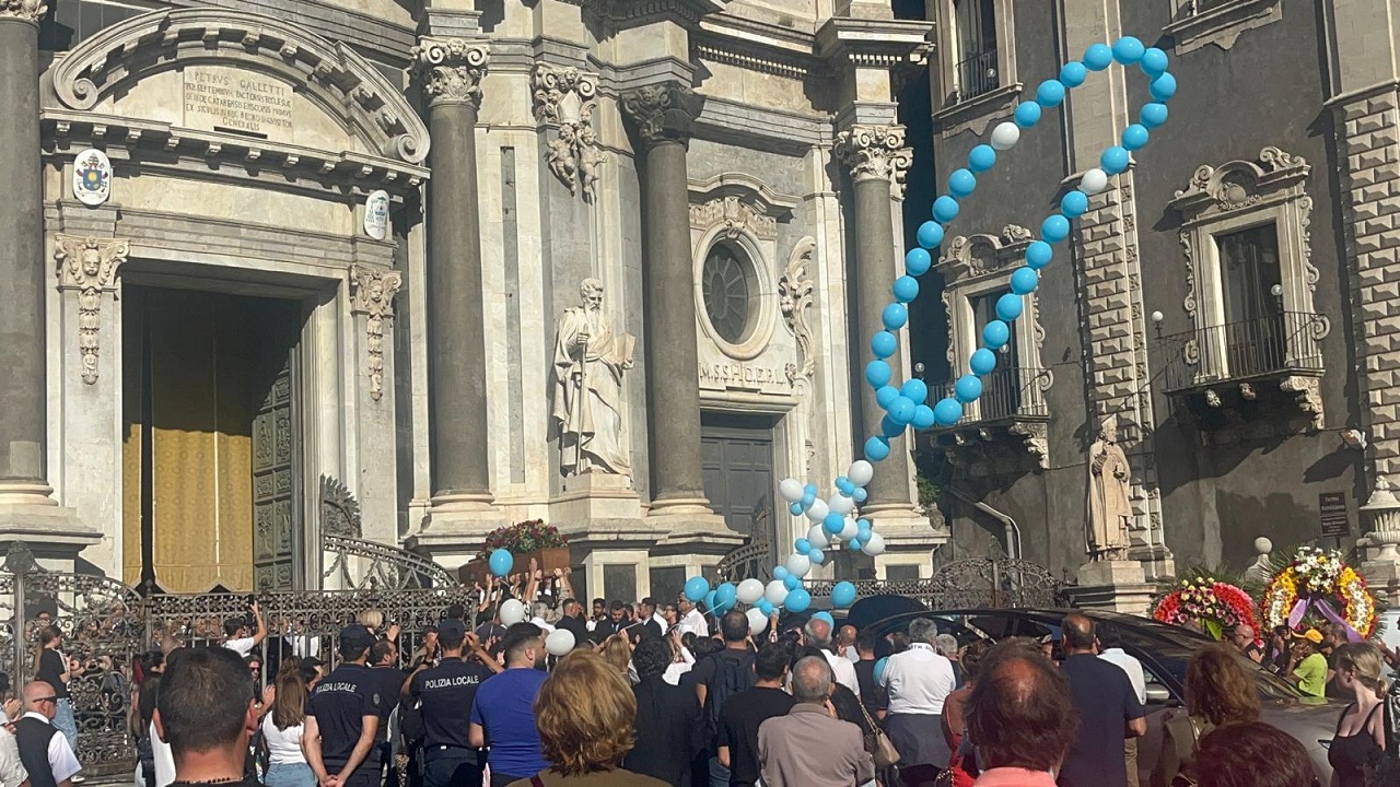 Funerali Santo Re, l’ultimo saluto della sorella: “Scusa se non sono riuscita a salvarti”