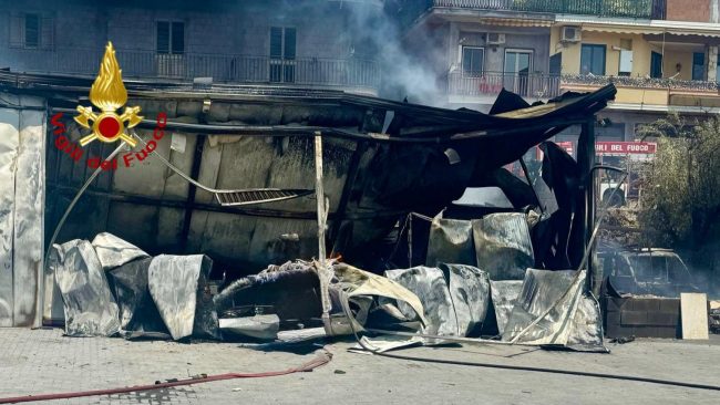 In fiamme un capannone a Biancavilla, distrutti mezzi agricoli e macchinari: gli interventi sul posto
