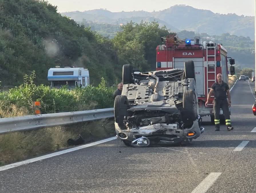Scontro tra tre veicoli sulla A18, auto si ribalta nei pressi di Fiumefreddo