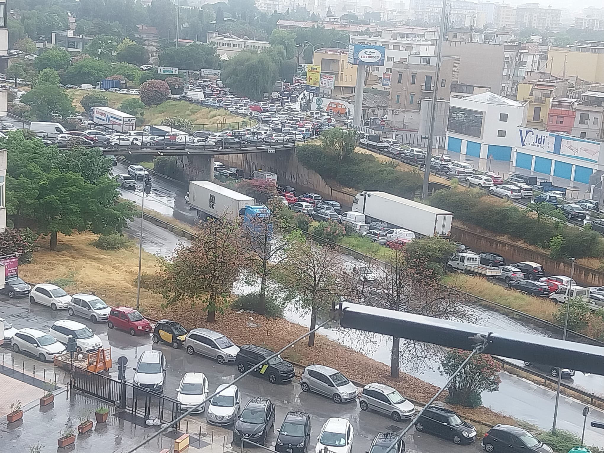 Nubifragio a Palermo, città in tilt: strade allagate, traffico paralizzato e una voragine in via Perpignano