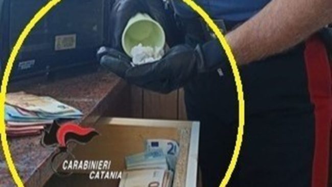Catania, 17enne spaccia con il fidanzato e il fratello: in manette i tre ragazzi