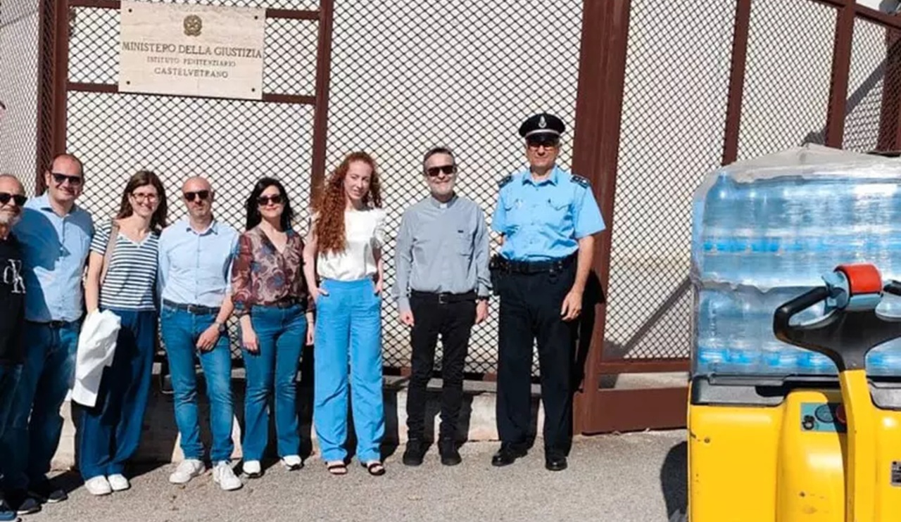 Bottiglie di acqua ai detenuti di Castelvetrano: l’iniziativa “Sete di dignità” promossa dal cappellano