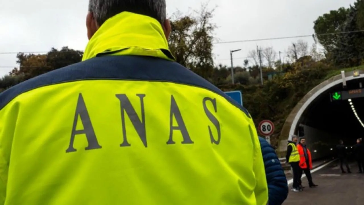 Incidente mortale lungo la A29: scontro tra due autocarri, una vittima