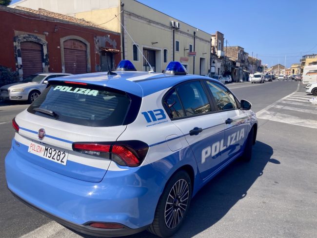 Ruba una bici elettrica davanti a un negozio: denunciato catanese