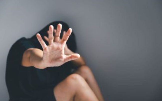 Bidello di Gela accusato di molestie nei confronti di una ragazzina: giudizio immediato