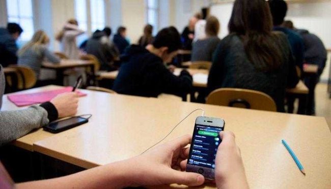 Scuola, Valditara: “Dal prossimo anno stop ai cellulari anche alle superiori”