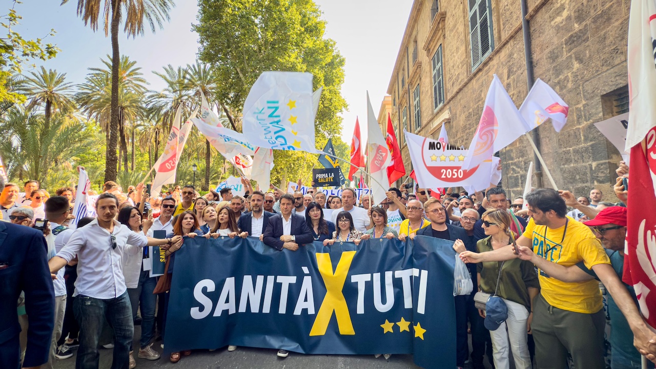 Sanità, duello politico in Sicilia: Conte in piazza contro “clientelismo e disservizi”, Forza Italia replica con i dati degli investimenti
