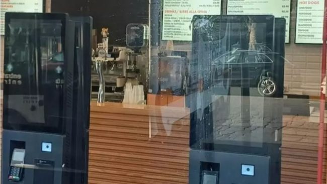 Raid notturno a Palermo, malviventi spaccano vetrina di Zangaloro