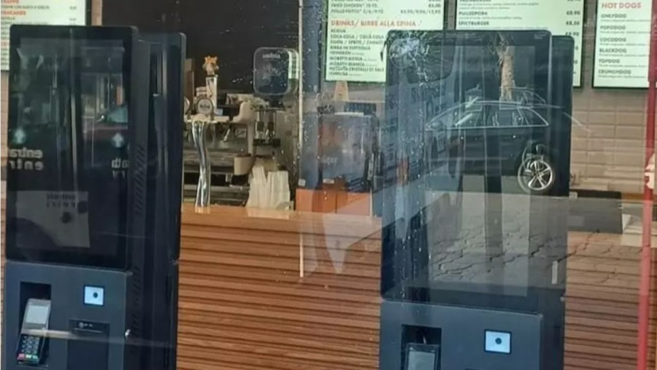 Raid notturno a Palermo, malviventi spaccano vetrina di Zangaloro