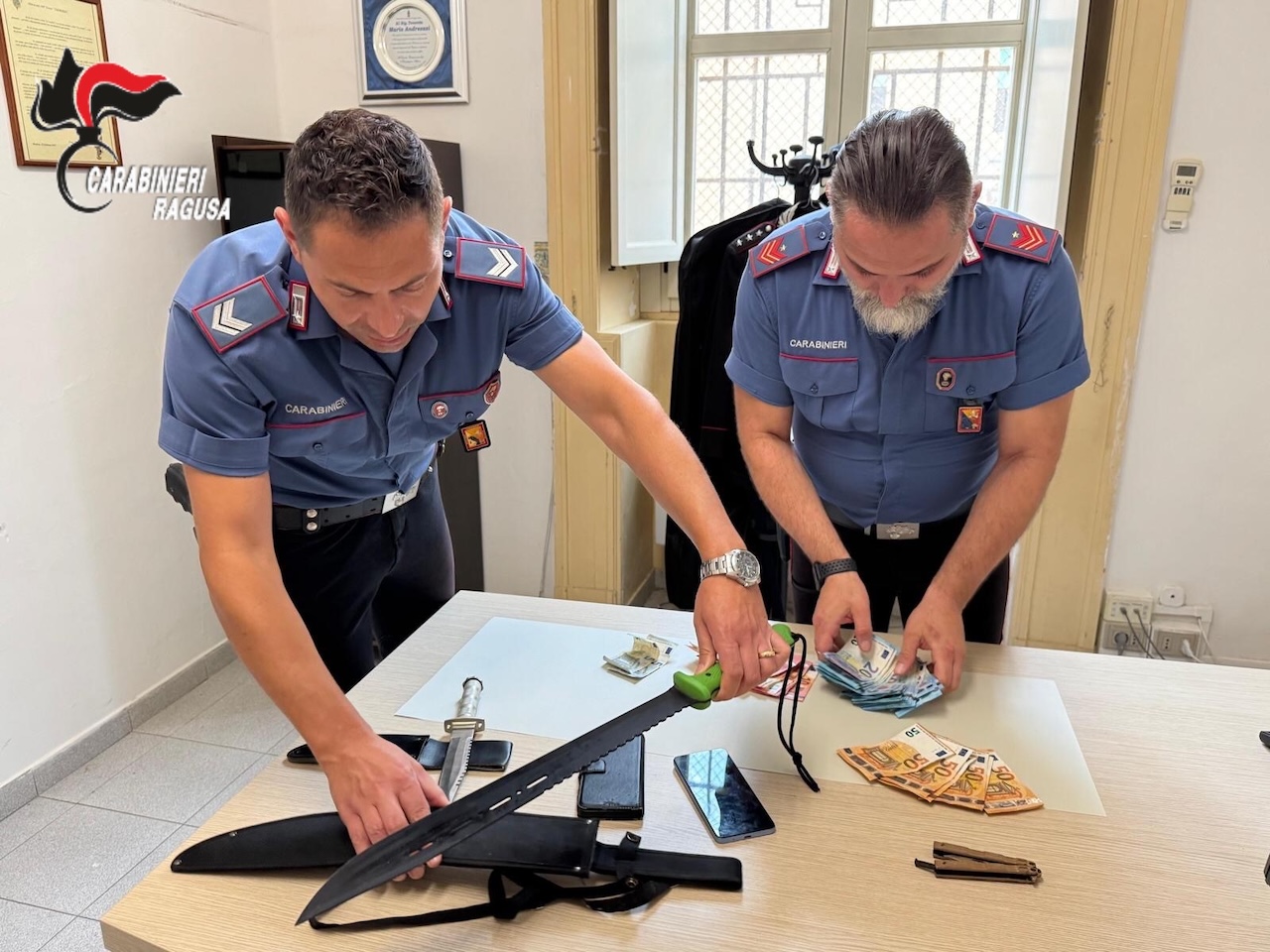 Ragusa, rapina due passanti con un machete: arrestato tunisino irregolare